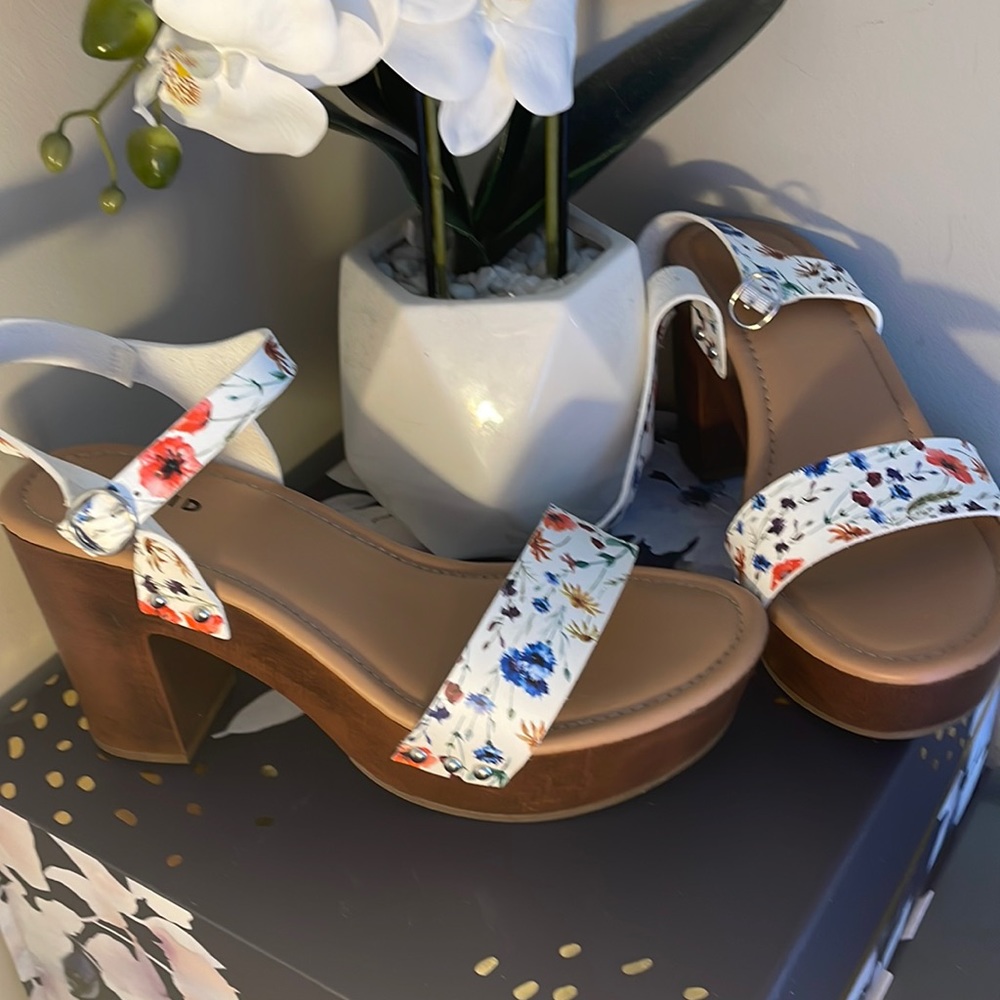 Floral platform heel